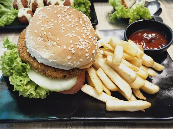 photo of GreenDot Westgate Andalusian Tomato Sauce Soy Burger shared by @rinnnnnnnnie on  23 May 2020 - review