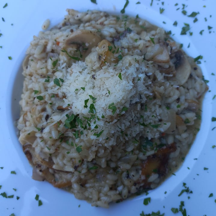 photo of Τρεις Λαλούν - Treis Laloun Mushroom And Truffle Risotto shared by @temperancexiiii on  25 Sep 2022 - review