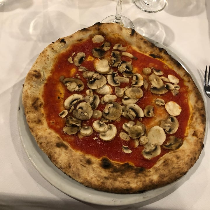 photo of Amore Verace pizza rossa ai funghi shared by @luciapaladini on  03 Nov 2022 - review