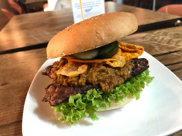 photo of nomVnom Bistro Tempeh Rendang burger shared by @noll-fyra on  28 Jun 2019 - review