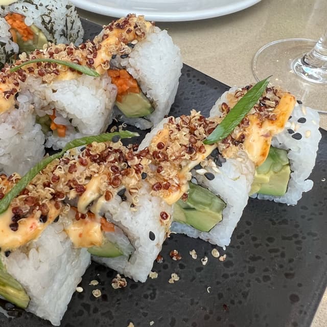 「vegan california roll」の料理の写真