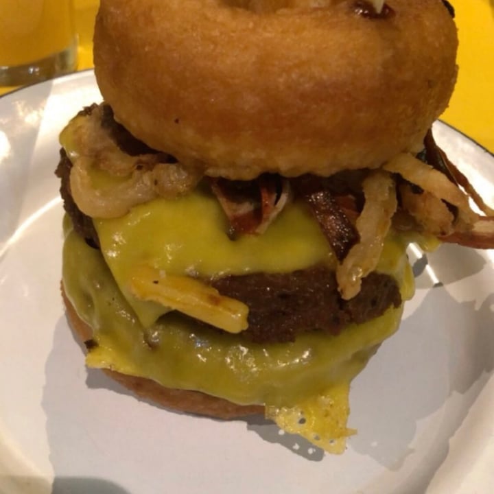 photo of V Rev Vegan Diner Donut Junto Con Hamburguesa shared by @montserratrosell on  02 Jun 2020 - review