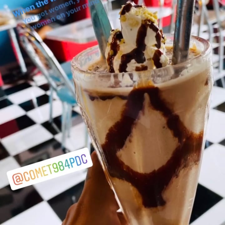 photo of COMET 984 - 50's Diner Home-made Snickers Milkshake shared by @africadiaz on  30 Jun 2021 - review