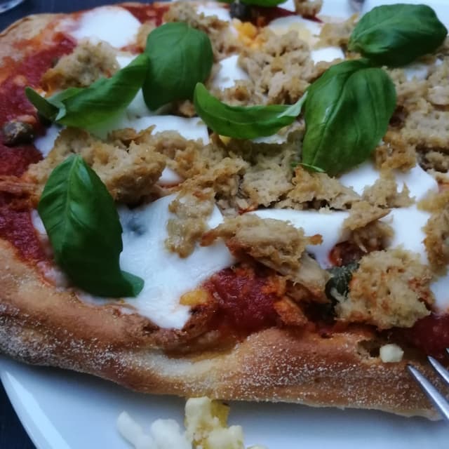 Photo of the dish “Pinsa Con Pomodoro, Formaggio Veg, Vuna E Capperi”
