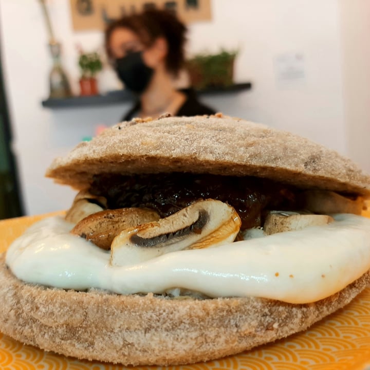 review photo of La PĂldora Verde Mollete de champiñones y queso shared by @madridvegano on 01 Aug 2021 - review