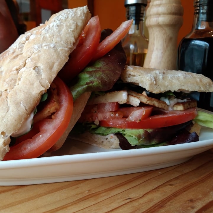 review photo of Café Zeit Sandwich Tofu, Lechuga, Palta Y Tomate shared by @animala on 24 Sep 2022 - review