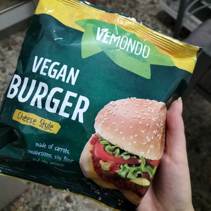 photo of Vemondo Vegan Burger Cheese Style shared by @francescavdemontis on  25 Nov 2021 - review