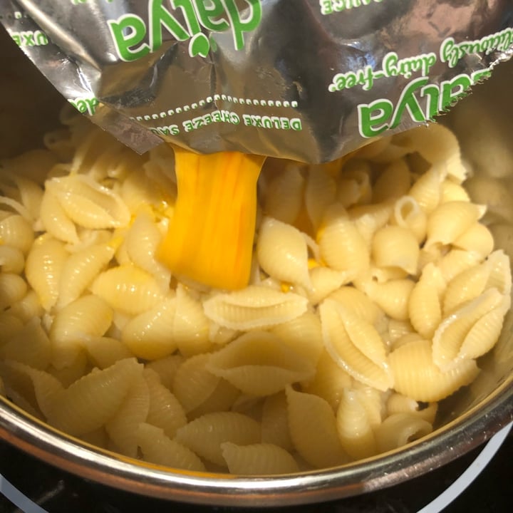 photo of Daiya Cheddar Flavour Deluxe sauce shared by @lindsaymcmindsay on  06 Oct 2021 - review