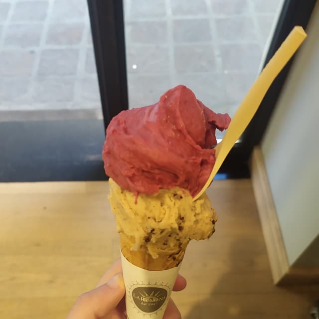 Foto del plato “Cono con crumble di mandorle e frutti di bosco”