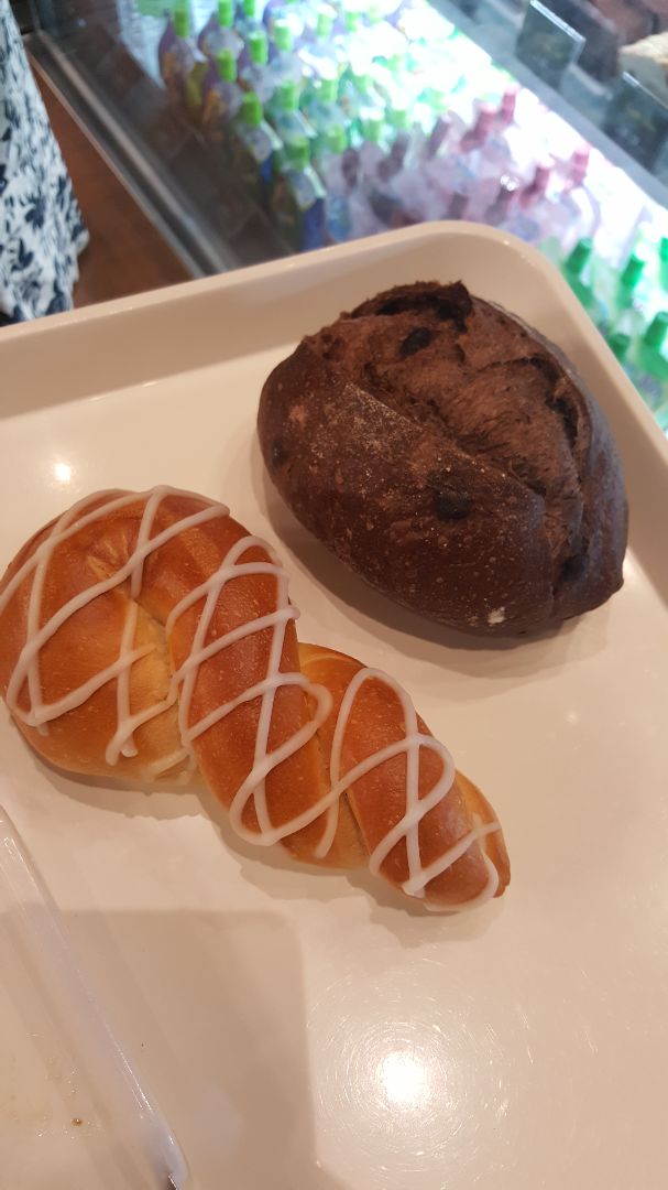photo of Hogan Bakery Lion tower Lemon Bagel & Chocolate French Bread shared by @alexi on  20 Nov 2018 - review