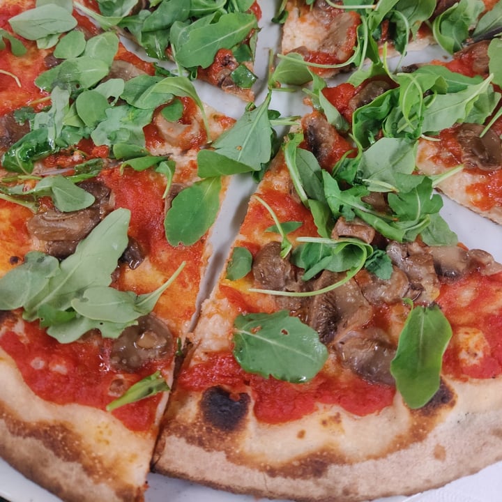 photo of Lido La Capannina pizza personalizzata funghi e rucola shared by @fiorubino on  25 Jun 2022 - review