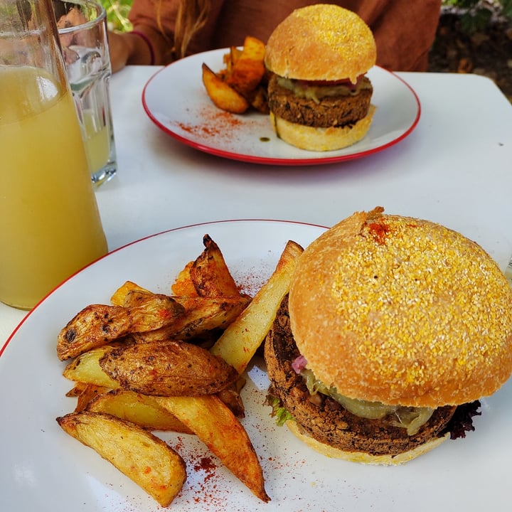 photo of Pura Restoran Hamburguesa de Hongos y Porotos shared by @sofibarattini1 on  13 May 2021 - review