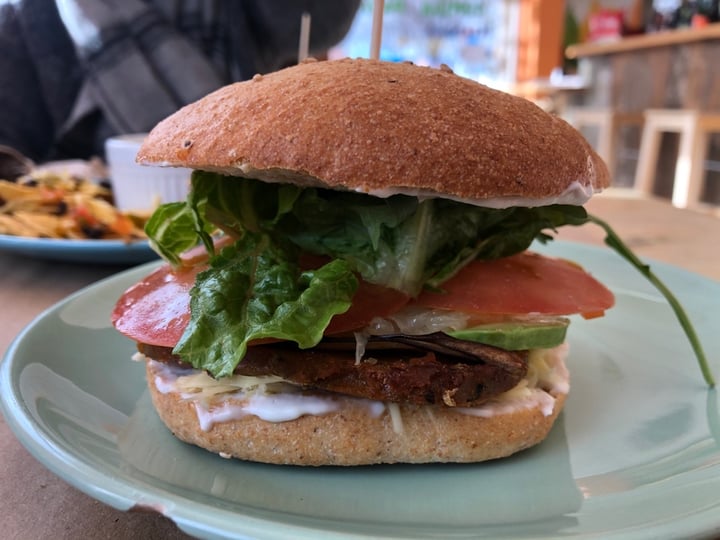 photo of El Retiro de Isidora Hamburguesa Vegan shared by @aalonsca on  26 Feb 2020 - review