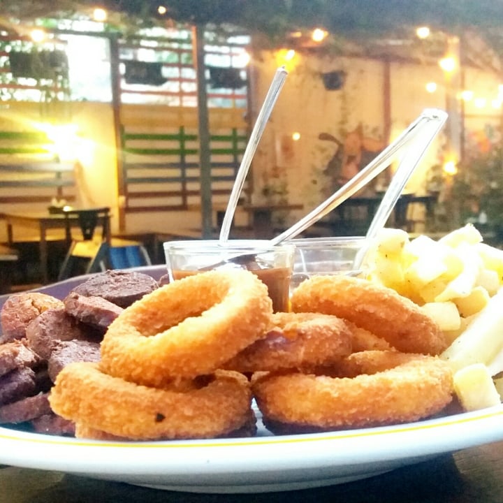 photo of Veg Veg Porção de Fritas, Cebola empanada e Linguiça Vegan. shared by @priscilavidaplena on  14 Dec 2021 - review