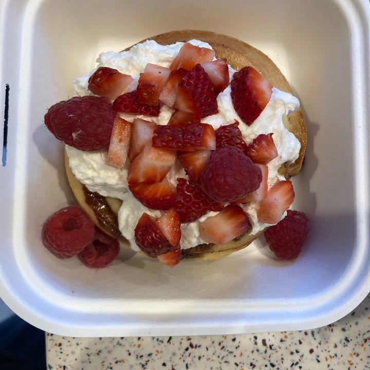 photo of Cinnaholic Victoria Build Your Own Bun shared by @miranda24680 on  29 Apr 2022 - review