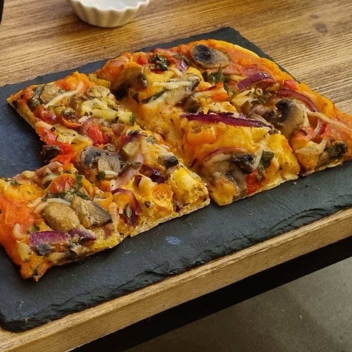 review photo of La Fábrica Pizza vegana shared by @tropecientaspatas on 22 Oct 2022 - review