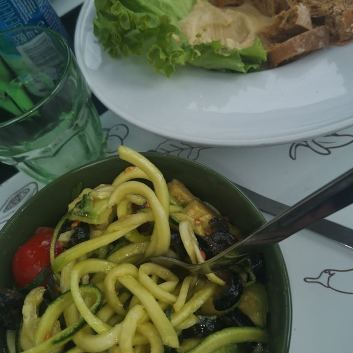 photo of Universo Vegano Spaghetti Di Zucchine Con Olive Avocado E Pomodorini shared by @chiaramalandrino on  23 Apr 2022 - review
