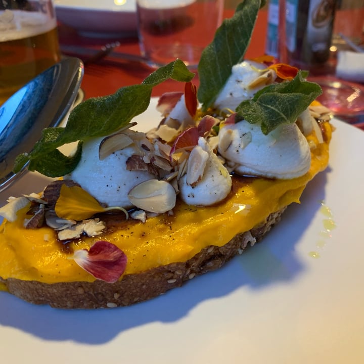 photo of Interno TRE Bruschetta Con Crema Di Carote E Zenzero, Formaggio Di Anacardi E Salvia Fritta shared by @alessiatravaglini on  26 Jun 2022 - review