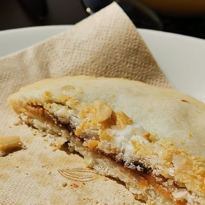 review photo of Tauer Bakery Cookie al burro d'arachidi ripieno di marmellata shared by @valerijcasanov on 16 Apr 2022 - review