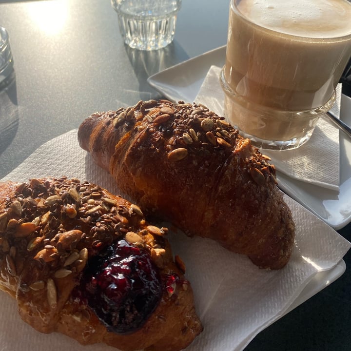 photo of Sacao Caffè Croissant Vegan E Big Cappuccio Di Soia shared by @isaveggy on  19 Mar 2022 - review