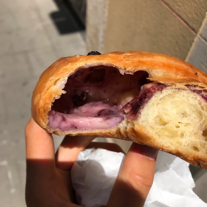 photo of CroisSants Croissant with Blueberry-Cream Cheese shared by @david- on  09 Jul 2021 - review