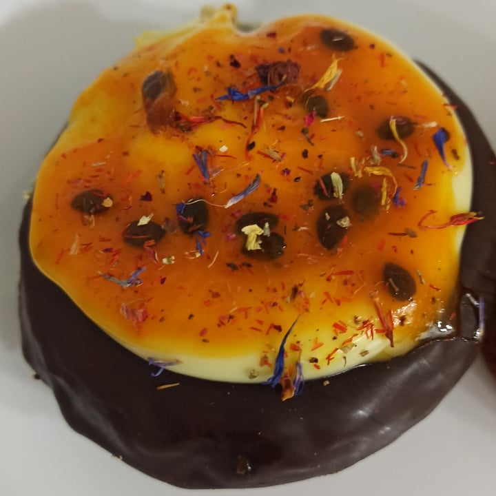 photo of Chök The Chocolate Kitchen Donut Con Crema de Maracuyá shared by @arantzagates on  23 Sep 2021 - review