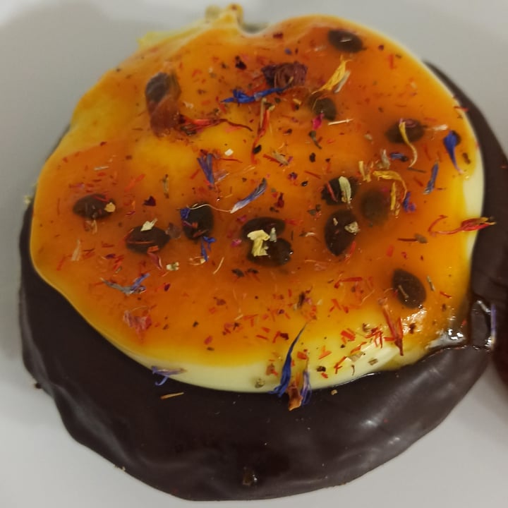 review photo of Chök The Chocolate Kitchen Donut Con Crema de Maracuyá shared by @arantzagates on 23 Sep 2021 - review
