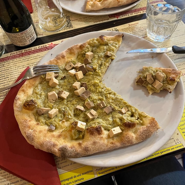 photo of ArVolo Ristorante Pizzeria Pizza Con Crema Di Carciofi E Tofu Affumicato shared by @petramodirari on  11 Dec 2021 - review