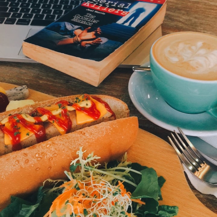 photo of LN Fortunate Coffee Vegan Cheese Hot Dog with Green Salad & Fried Potato Wedges shared by @heppisweetpotato on  03 Dec 2020 - review