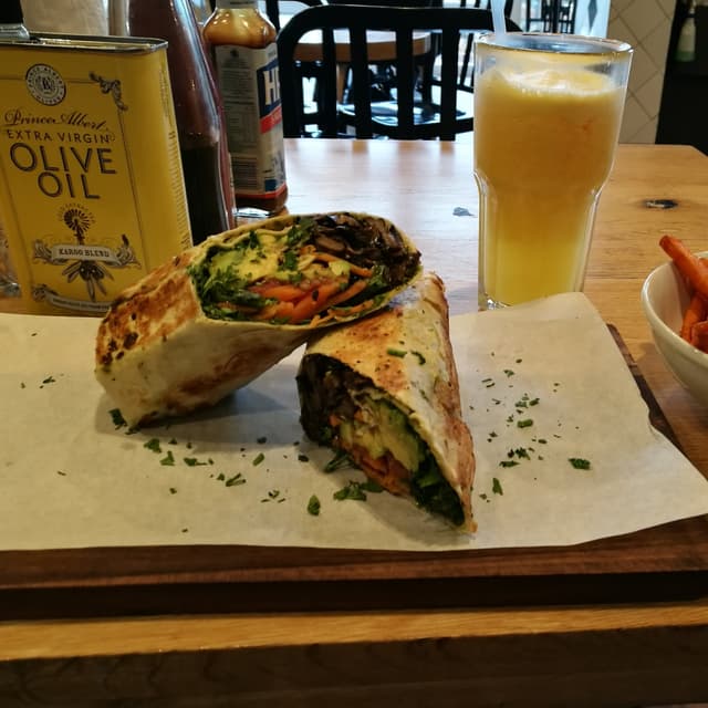 Foto del piatto “Basil Pesto and Quinoa wrap”