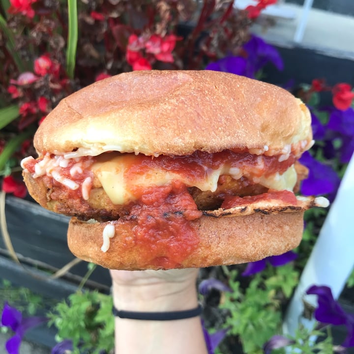 photo of E Burger Chk’n Parm Sandwich shared by @rachelsveganlife on  12 Oct 2021 - review