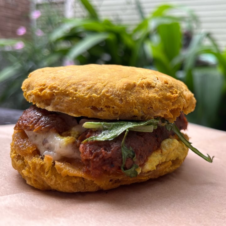 photo of Breads On Oak pumpkin cheddar biscuit sandwich shared by @drjennpt on  15 Jul 2022 - review