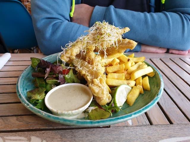 菜肴“Banana Flower Fish and Chips”的照片