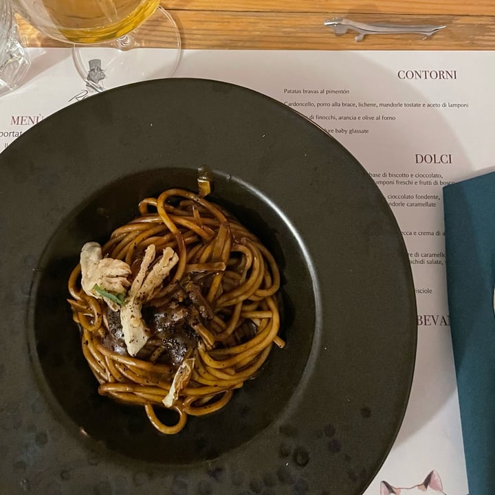 photo of Romeow Cat Bistrot Spaghettone di Gragnano con aglio nero e carciofi croccanti shared by @chiarapatroncini on  11 Feb 2022 - review