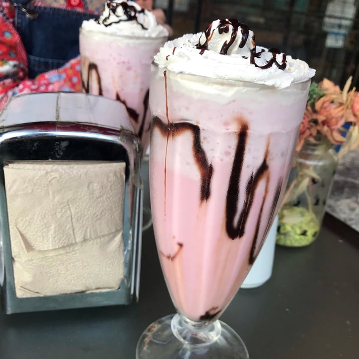 review photo of Loving Hut Milkshake De Frutilla shared by @gingerveg on 27 Sep 2021 - review