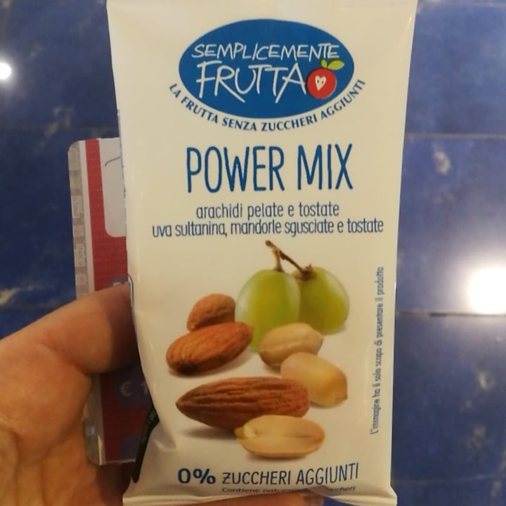 photo of Semplicemente frutta Mix frutta secca e mandorle shared by @unatempestavegana on  06 May 2021 - review