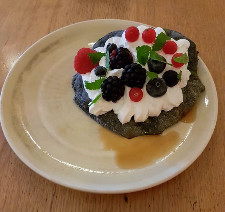 photo of The Green Spot Activated carbon vegan "coca" with coconut whip cream and redfruits shared by @stefie on  10 Feb 2020 - review