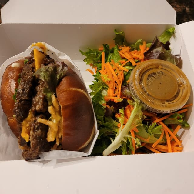 「Poppin Jalapeño Burger」の料理の写真
