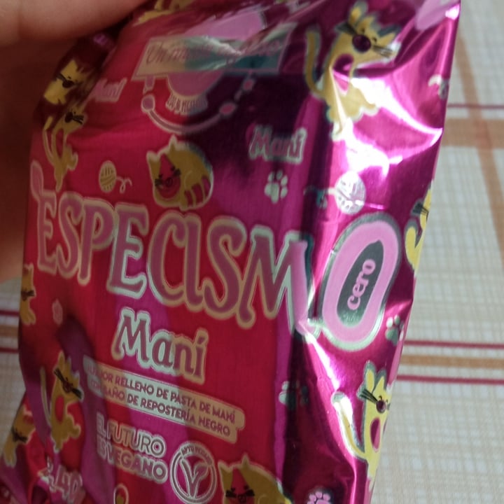 review photo of Un Rincón Vegano Especismo Alfajor Relleno de Pasta de Maní con Baño de Repostería Negro shared by @mikamaiden on 10 Apr 2021 - review