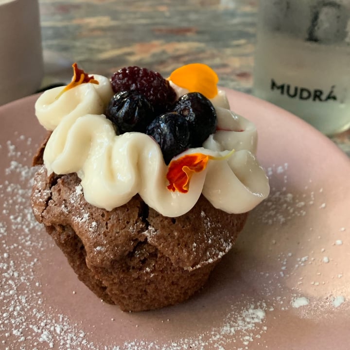 photo of Mudrá Brownie con ganache de chocolate blanco shared by @solebarrenechea on  16 Jun 2021 - review
