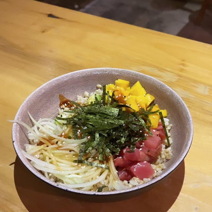 review photo of Maku Poke Stop - Cancun Bowl a base de arroz Integral, atún, aguacate, Pepino, Mango, Ajonjolí, Y Alga. Aderezado Con Soya, Limón Y Tamarindo shared by @ginahash on 23 Aug 2021 - review
