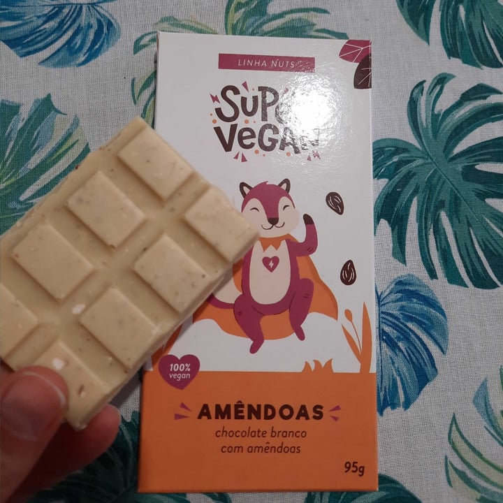 photo of Super Vegan chocolate branco com amendoas shared by @nancybagattoli on  06 Sep 2022 - review