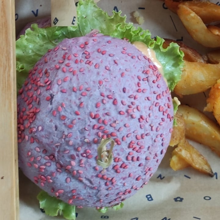 photo of Flower Burger Butterfly burger shared by @tastyveg on  10 Sep 2021 - review