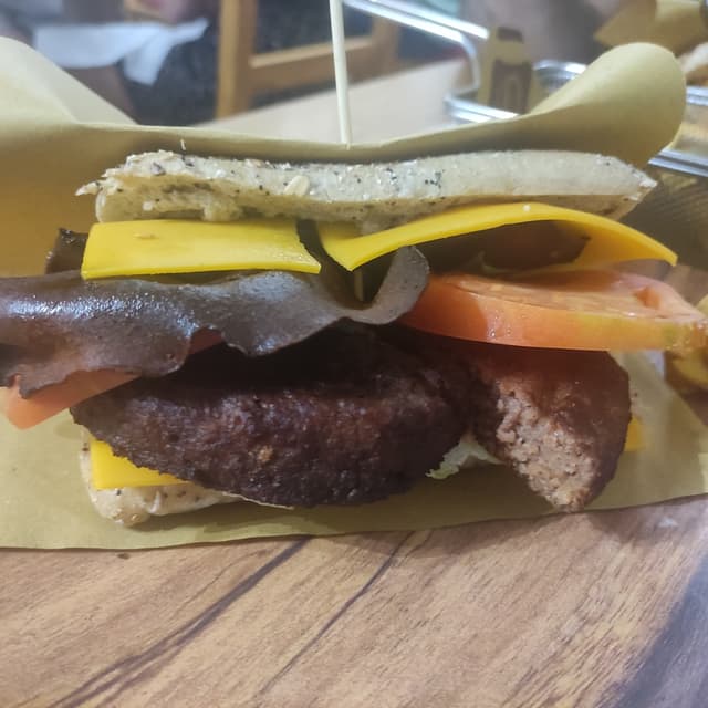 Foto do prato “Panino Beyond Meat Burger, Formaggio vegano, Lattuga, Pomodoro”