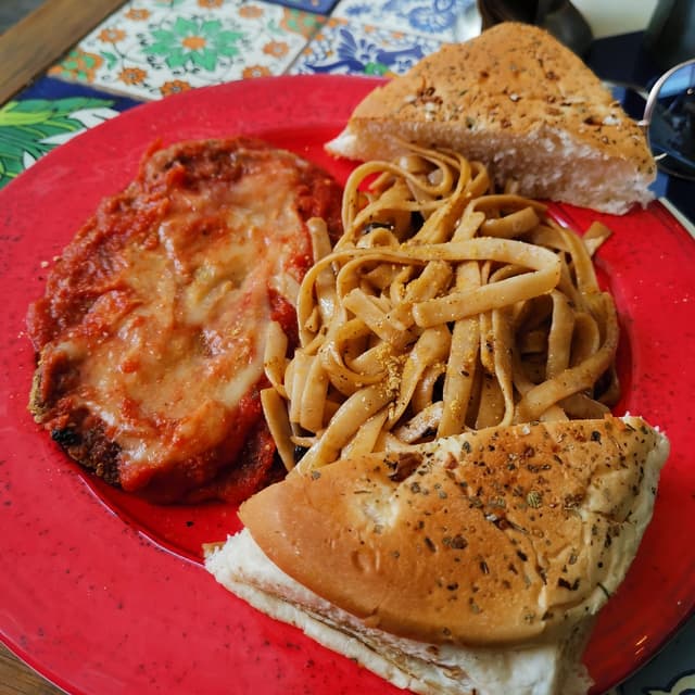 「Milanesa a parmesana」の料理の写真