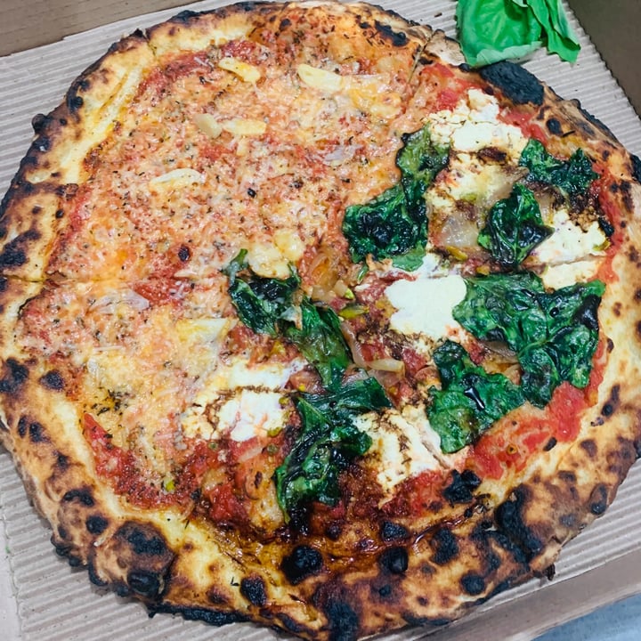 review photo of Café Zorba Pizza half marinara half spinach shared by @luchovg on 18 Sep 2020 - review