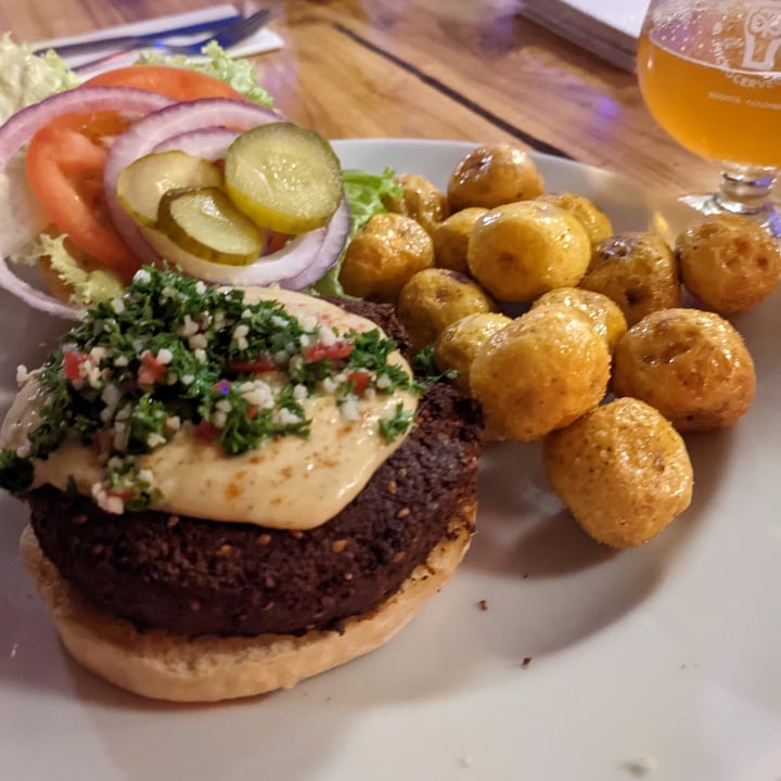 review photo of LA HAMBURGUESERIA CANDELARIA Falafel Árabe Burger shared by @veganneh on 04 Dec 2022 - review