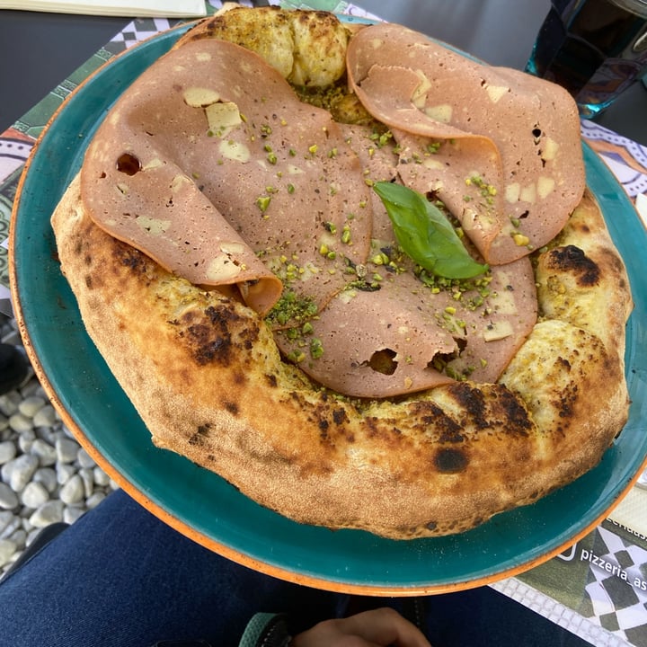 photo of Pizzeria Assaje Mortadella e pistacchio vegan shared by @alecucinandoveg on  14 Apr 2022 - review