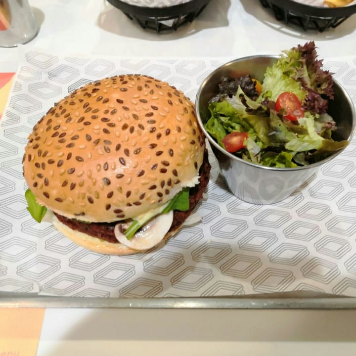 photo of Roadster Diner Vegan Burger & Vegan Tacos shared by @louay on  06 Dec 2020 - review