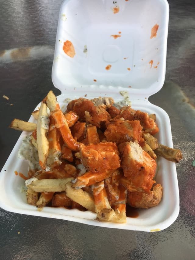 菜肴“Buffalo Chicken Loaded Fries”的照片
